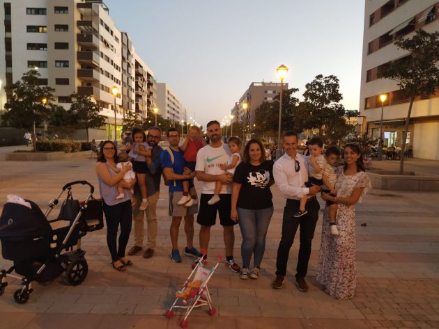Familias con niños en el bulevar. Familias con niños en el bulevar.