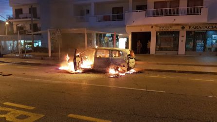 Fuego: Arde un taxi en el centro de Sant Miquel Fuego: Arde un taxi en el centro de Sant Miquel