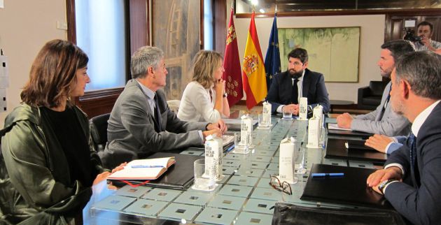 El presidente de la Comunidad, Fernando López Miras, se reúne con la ministra de Transición Ecológica en funciones, Teresa Ribera, en el Palacio de San Esteban junto al consejero de Agricultura o el delegado del Gobierno El presidente de la Comunidad, Fernando López Miras, se reúne con la ministra de Transición Ecológica en funciones, Teresa Ribera, en el Palacio de San Esteban junto al consejero de Agricultura o el delegado del Gobierno