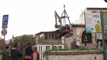 La dificultad de colocar las maquinas de limpieza del río ha requerido una grua para ir situandolas en los diques La dificultad de colocar las maquinas de limpieza del río ha requerido una grua para ir situandolas en los diques