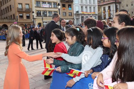 Infanta Sofía saludando a los niños en la plaza de la Catedral Infanta Sofía saludando a los niños en la plaza de la Catedral