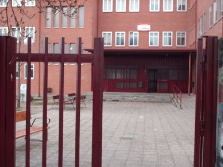 La Comunidad obvia los informes médicos de un profesor y le obliga a ir a un centro a tres horas de su casa La Comunidad obvia los informes médicos de un profesor y le obliga a ir a un centro a tres horas de su casa
