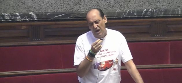El concejal de Vox Vicente Montañez, lució una camiseta alusiva al fraude en la EMT durante el pleno del Ayuntamiento El concejal de Vox Vicente Montañez, lució una camiseta alusiva al fraude en la EMT durante el pleno del Ayuntamiento