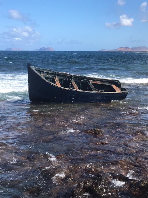 La patera que llegó la costa entre Caleta de Caballo y Soo. La patera que llegó la costa entre Caleta de Caballo y Soo.