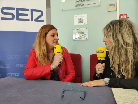 De izquierda a derecha: Syra Serra alcaldesa de Valverde con Ana Gil periodista de la SER De izquierda a derecha: Syra Serra alcaldesa de Valverde con Ana Gil periodista de la SER