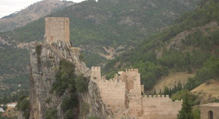El castillo de origen almohade destaca el el perfil del municipio junto a las ruinas de la iglesia de Santo Domingo El castillo de origen almohade destaca el el perfil del municipio junto a las ruinas de la iglesia de Santo Domingo