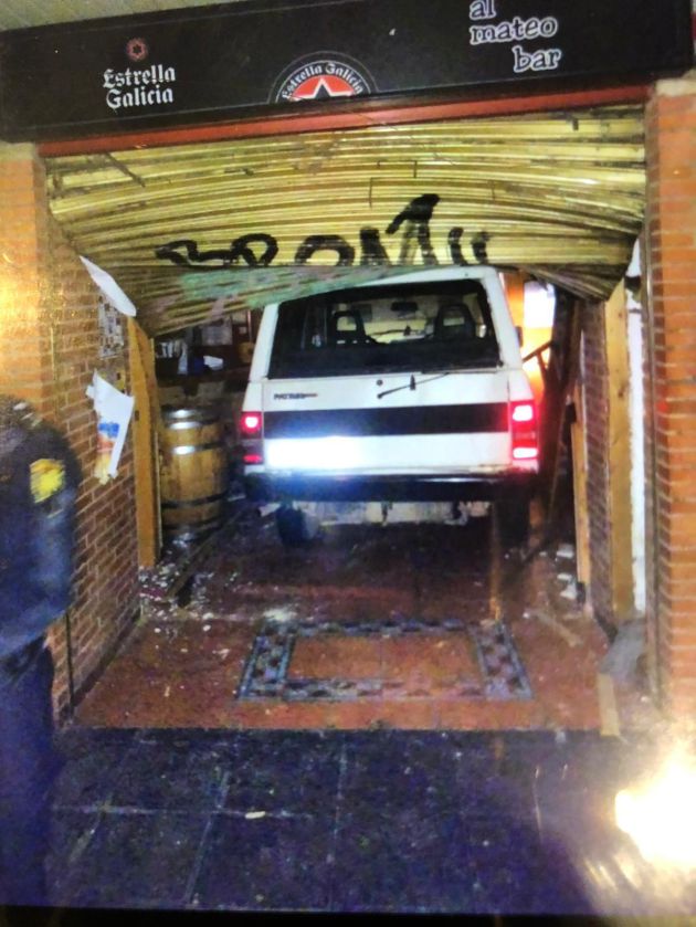 Noche de robos en Guadalajara. Empotran un Nissan Patrol contra un bar y roban en un comercio chino: Noche de robos en Guadalajara. Empotran un coche en un bar y roban en un 'chino' Noche de robos en Guadalajara. Empotran un Nissan Patrol contra un bar y roban en un comercio chino: Noche de robos en Guadalajara. Empotran un coche en un bar y roban en un 'chino'