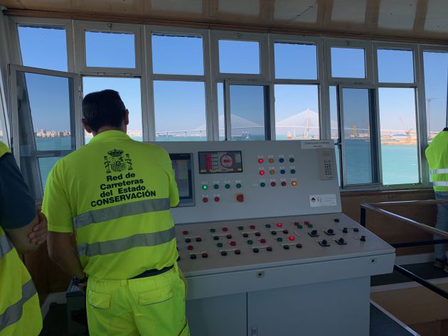 Un botón acciona la apertura del puente en medio de un trabajo coordinado en el que participan una quincena de trabajadores Un botón acciona la apertura del puente en medio de un trabajo coordinado en el que participan una quincena de trabajadores