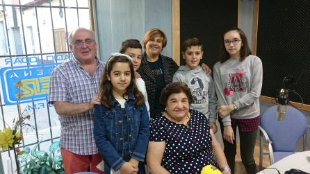 Grupo de alumnas de Dr. Fleming tras la entrevista a la Panadera, Paquita de la Torre, sentada Grupo de alumnas de Dr. Fleming tras la entrevista a la Panadera, Paquita de la Torre, sentada
