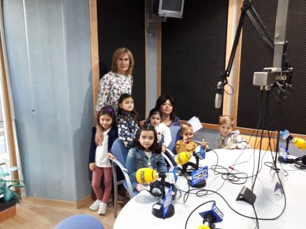 Grupo de alumnos y alumnas de Francisco Soriano Serrano, acompañados por profesoras, tras exponer la receta de las 'Blandillas' Grupo de alumnos y alumnas de Francisco Soriano Serrano, acompañados por profesoras, tras exponer la receta de las 'Blandillas'