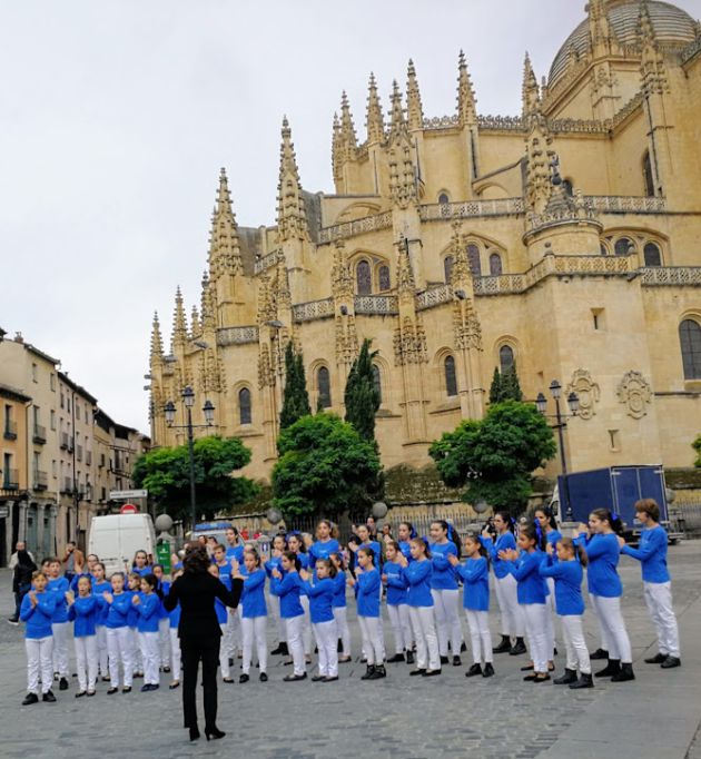 Ensayo de la Escolanía de Segovia en la Plaza Mayor Ensayo de la Escolanía de Segovia en la Plaza Mayor