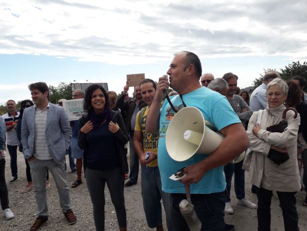 200 personas se concentran en El Moralet para reivindicar un transporte público digno en las partidas rurales 200 personas se concentran en El Moralet para reivindicar un transporte público digno en las partidas rurales
