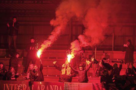 La afición del Burgos Promesas celebró con bengalas el triunfo de su equipo La afición del Burgos Promesas celebró con bengalas el triunfo de su equipo