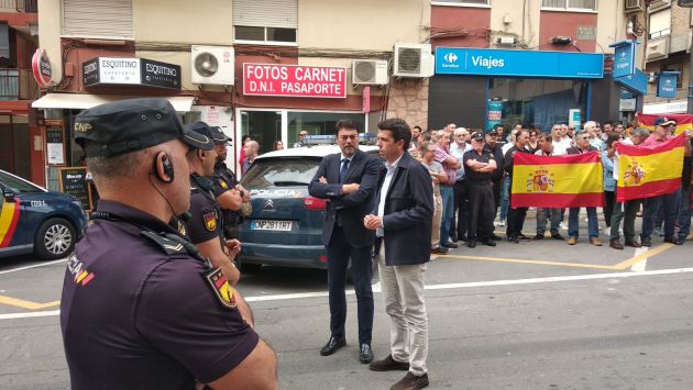 El presidente de la Diputación, Carlos Mazón, y el alcalde, Luis Barcala, dialogan con varios agentes frente a la Comisaría Provincial El presidente de la Diputación, Carlos Mazón, y el alcalde, Luis Barcala, dialogan con varios agentes frente a la Comisaría Provincial