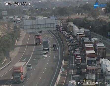 Un accidente múltiple en la A-7 genera 19 kilómetros de retenciones en sentido Barcelona Un accidente múltiple en la A-7 genera 19 kilómetros de retenciones en sentido Barcelona