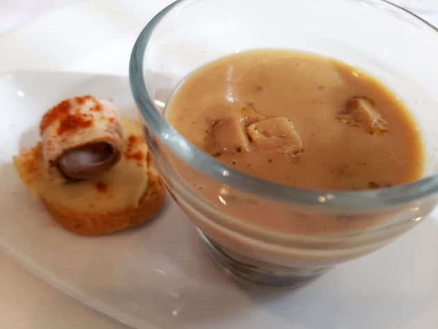 Crema de boletus y foie con tostadita con chicarrón y hummus Crema de boletus y foie con tostadita con chicarrón y hummus