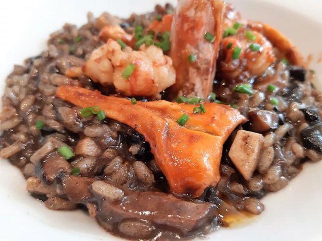 Arroz con trompetas negras, chantarellas y gambones Arroz con trompetas negras, chantarellas y gambones