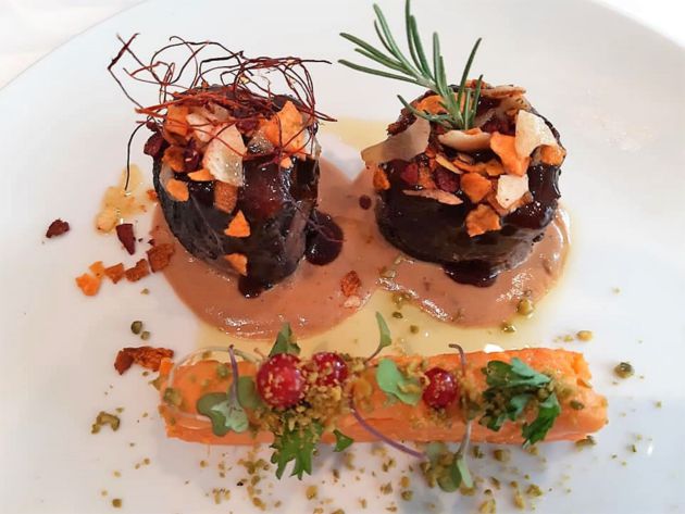 Lomo de ciervo asado con salsa de boletus Lomo de ciervo asado con salsa de boletus