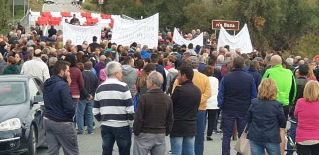 Vecinos de la Comarca de Baza en la concentración sobre el río Baza Vecinos de la Comarca de Baza en la concentración sobre el río Baza