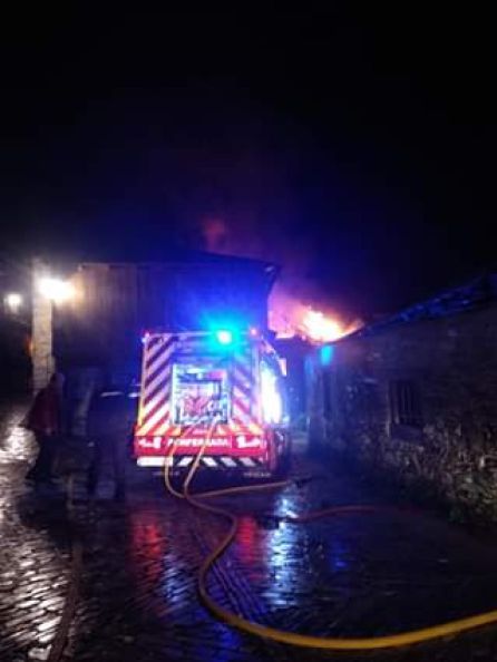 Un incendio en Peñalba pone en riesgo las viviendas y el patrimonio local Un incendio en Peñalba pone en riesgo las viviendas y el patrimonio local