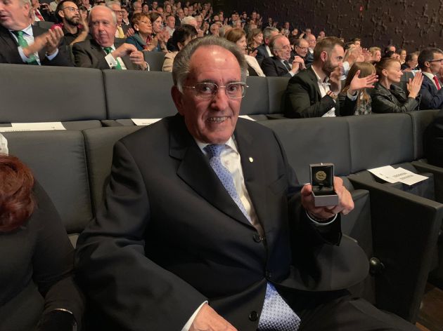 Damián Tascón muestra, orgulloso, su premio Damián Tascón muestra, orgulloso, su premio