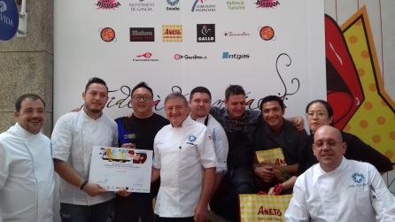 El ganador y los organizadores del concurso en la China. El ganador y los organizadores del concurso en la China.