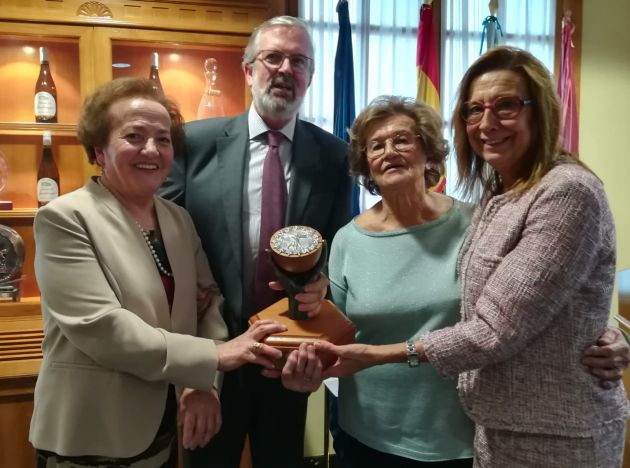 Isabel y Pilar, voluntarias durante 60 años de Manos Unidas, junto al presidenta Pelayo Dorado e Isabel Quintanilla Isabel y Pilar, voluntarias durante 60 años de Manos Unidas, junto al presidenta Pelayo Dorado e Isabel Quintanilla