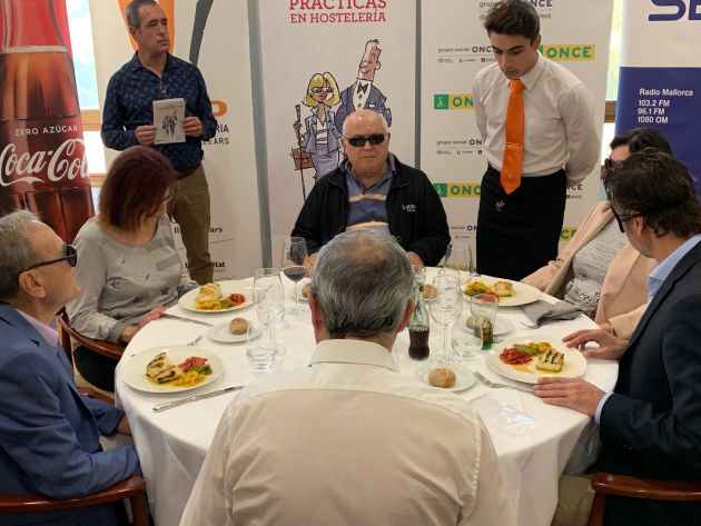 La ONCE, Radio Mallorca y Coca Cola presentan un 'Decálogo de Buenas Prácticas en Hostelería' La ONCE, Radio Mallorca y Coca Cola presentan un 'Decálogo de Buenas Prácticas en Hostelería'