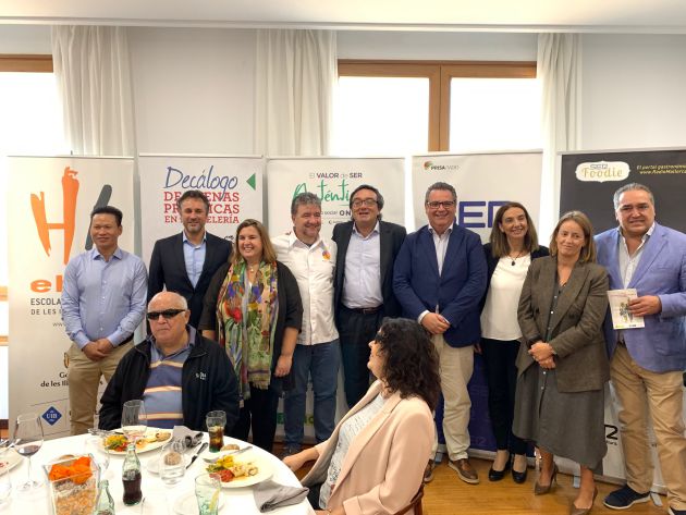 La ONCE, Radio Mallorca y Coca Cola presentan un 'Decálogo de Buenas Prácticas en Hostelería' La ONCE, Radio Mallorca y Coca Cola presentan un 'Decálogo de Buenas Prácticas en Hostelería'
