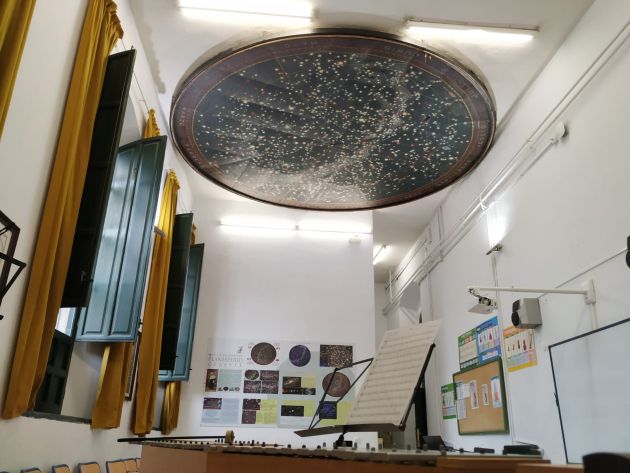 Planisferio celeste ubicado en el aula de música del IES Góngora en Córdoba. Planisferio celeste ubicado en el aula de música del IES Góngora en Córdoba.