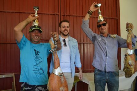 El concejal de Deportes y primer teniente de alcalde, en el centro, Antonio Jesús Díaz, entrega los premios a los ganadores de la clasificación general El concejal de Deportes y primer teniente de alcalde, en el centro, Antonio Jesús Díaz, entrega los premios a los ganadores de la clasificación general
