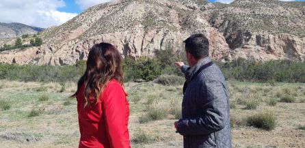 Visita de alcalde y subdelegada a la Vega de la Higuera a la orilla del Guadiana Menor Visita de alcalde y subdelegada a la Vega de la Higuera a la orilla del Guadiana Menor