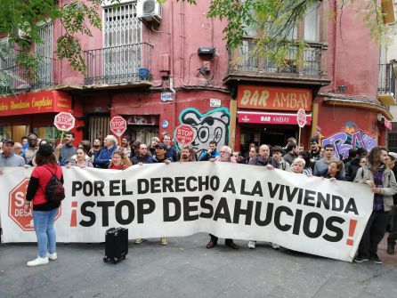La Plataforma Stop Desahucios Zaragoza junto a familiares y amigos a las puertas de la casa de Mari Carmen. La Plataforma Stop Desahucios Zaragoza junto a familiares y amigos a las puertas de la casa de Mari Carmen.