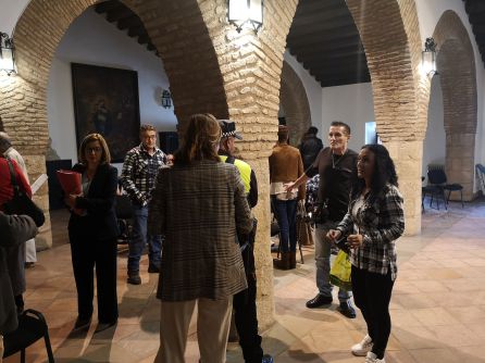 Usuarios de ARDE hablan con la alcaldesa durante un receso en la sesión plenaria Usuarios de ARDE hablan con la alcaldesa durante un receso en la sesión plenaria
