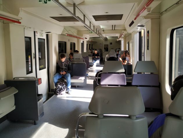 El tren media distancia de mediodía apenas lleva algunos viajeros con destino a Rabanales. El tren media distancia de mediodía apenas lleva algunos viajeros con destino a Rabanales.