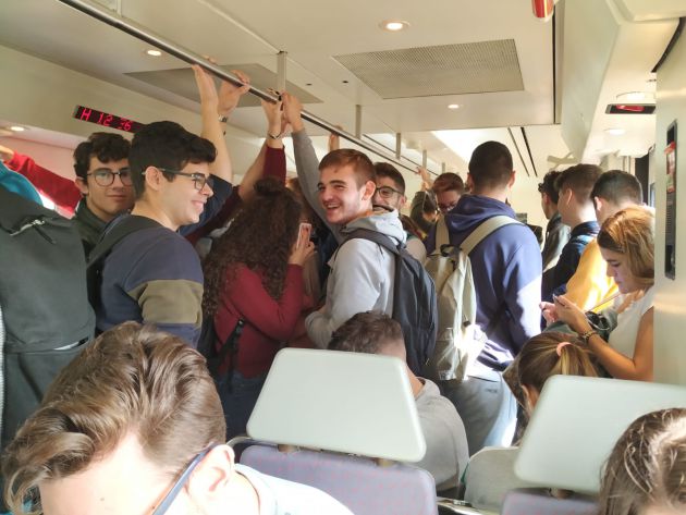 El trayecto desde Rabanales hasta la estación de Córdoba es uno de los más utilizados por los alumnos que terminan sus clases pasado el mediodía. El trayecto desde Rabanales hasta la estación de Córdoba es uno de los más utilizados por los alumnos que terminan sus clases pasado el mediodía.
