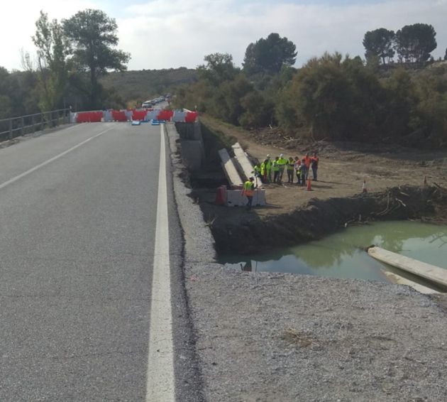 Técnicos de la Consejería de Fomento de la Junta y de la Confederación Hidrográfica del Guadalquivir inspeccionan el puente cortado de la carretera A-4200 sobre el río Baza, entre Baza y Benamaurel (Granada) Técnicos de la Consejería de Fomento de la Junta y de la Confederación Hidrográfica del Guadalquivir inspeccionan el puente cortado de la carretera A-4200 sobre el río Baza, entre Baza y Benamaurel (Granada)