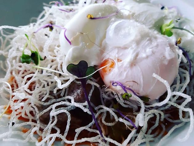Nido de ventresca de atún de almadraba con pisto y huevo poché Nido de ventresca de atún de almadraba con pisto y huevo poché