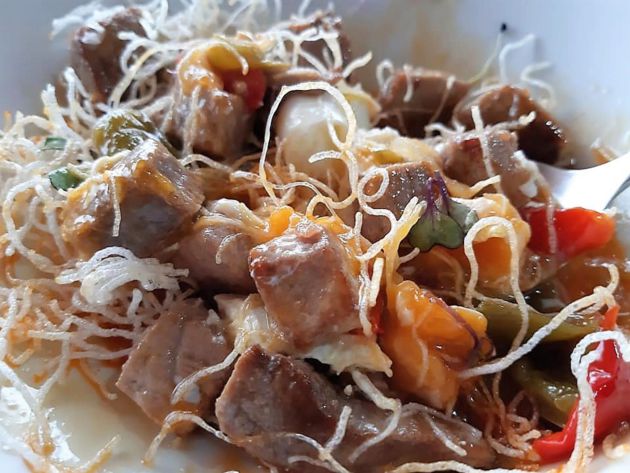 Nido deshecho de ventresca de atún de almadraba con pisto y huevo poché Nido deshecho de ventresca de atún de almadraba con pisto y huevo poché