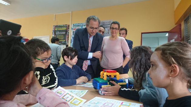 El consejero de Educación madrileño, Enrique Ossorio, con los alumnos del CEIP Miguel de Cervantes El consejero de Educación madrileño, Enrique Ossorio, con los alumnos del CEIP Miguel de Cervantes