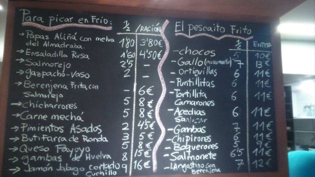 Pizarra con tapas y raciones de platos típicos de la provincia Pizarra con tapas y raciones de platos típicos de la provincia