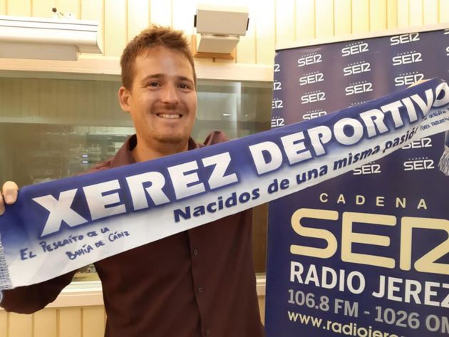 Iñigo Olmedo, en Radio Jerez con la bufanda del Xerez Deportivo FC Iñigo Olmedo, en Radio Jerez con la bufanda del Xerez Deportivo FC