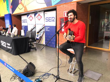 Marwan tocando en la estación de Ciudad Universitaria durante nuestro programa especial Marwan tocando en la estación de Ciudad Universitaria durante nuestro programa especial