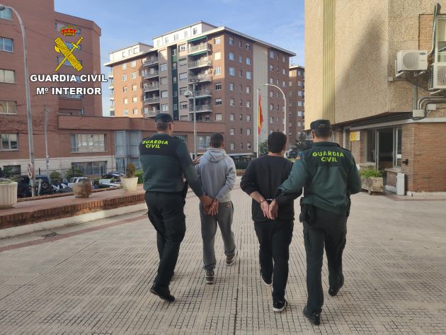 Detenidos en Torija (Guadalajara) por robar mercancía del propio camión que conducían: Detenidos en Torija por robar mercancía del propio camión que conducían Detenidos en Torija (Guadalajara) por robar mercancía del propio camión que conducían: Detenidos en Torija por robar mercancía del propio camión que conducían