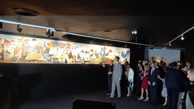 El Rey recorriendo una de las salas de la exposición. El Rey recorriendo una de las salas de la exposición.