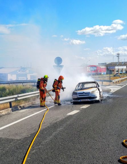 Los bomberos sofocan las llamas. Los bomberos sofocan las llamas.