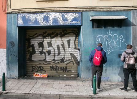 Unos jóvenes miran la puerta del bar a cuyas puertas fue agredido Víctor Laínez Unos jóvenes miran la puerta del bar a cuyas puertas fue agredido Víctor Laínez