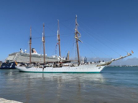 El buque escuela, saliendo desde el Puerto de Cádiz El buque escuela, saliendo desde el Puerto de Cádiz