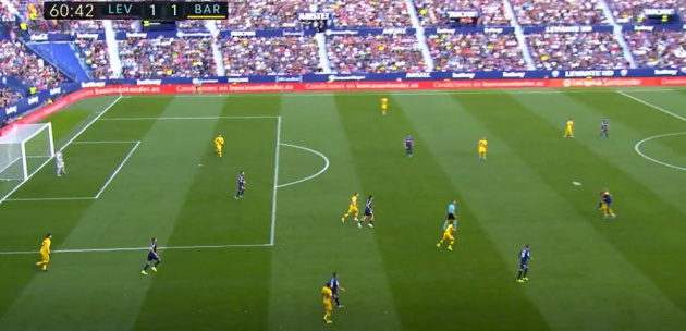 Radoja intercepta despeje de Piqué tras presión en bloque alto del Levante Radoja intercepta despeje de Piqué tras presión en bloque alto del Levante