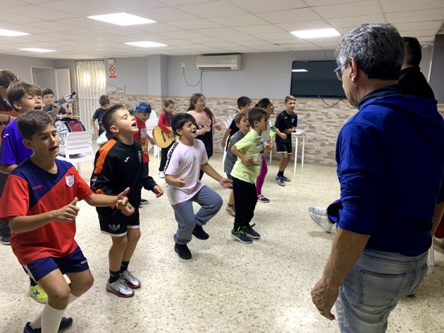 Purri escucha atentamente a la chirigota infantil de La Viña Purri escucha atentamente a la chirigota infantil de La Viña